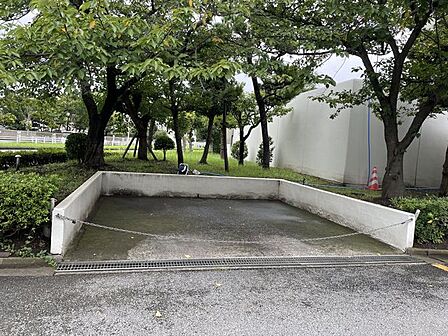 【ゴミ置き場】使いやすさに配慮した共用ゴミ置場で、常に清潔に保たれています。