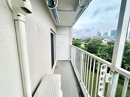 【バルコニー】暖かい陽ざしが差込むバルコニー。晴れた日には洗濯物が良く乾きます!