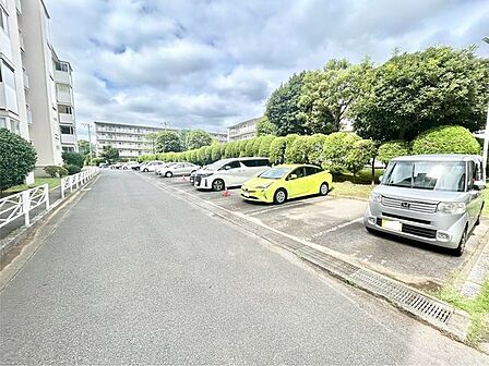 【駐車場】ファミリーカーも悠々駐車できるスペースです。お車好きにはたまらないですね!