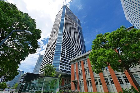 都会的な高層建築と歴史を感じさせる建造物が融合した街並み。洗練されたデザインが、住まいの魅力を引き立てます。