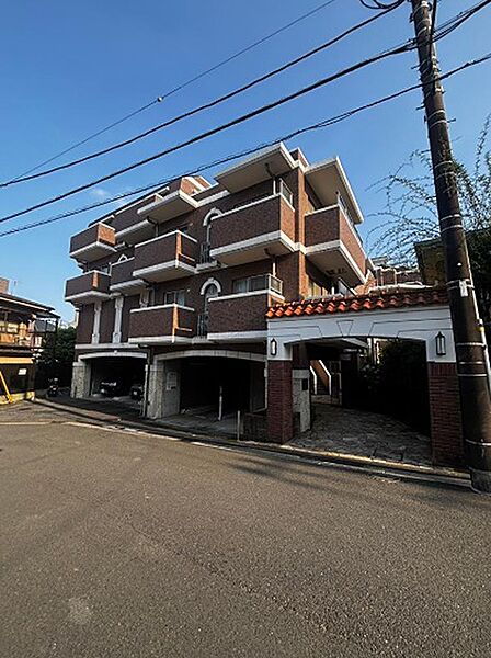 落ち着いた色合いの外壁が印象的なレジデンス。開放的なバルコニーは明るい住空間を演出。