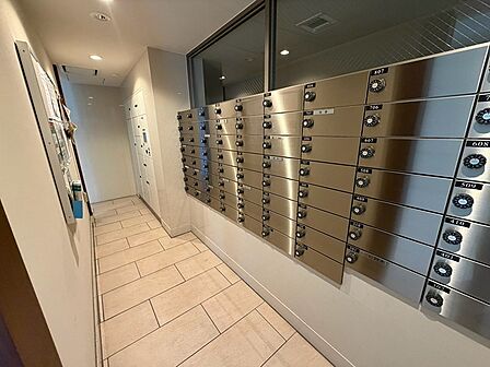 入居者様のプライバシーと安全に配慮したメールボックスと宅配ボックスを完備。荷物の受け取りもスムーズです。