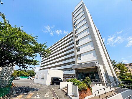 青空が広がる開放的な立地。高層マンションが周囲に溶け込み、落ち着いた住環境が魅力です。
