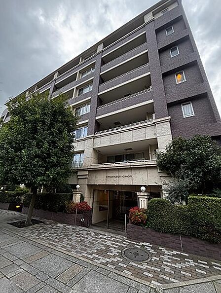 落ち着いた色調の外壁が、街並みに品格を添えます。緑豊かなエントランスが、日々の暮らしに安らぎを届けます。