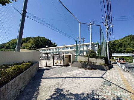 口田小学校 900m