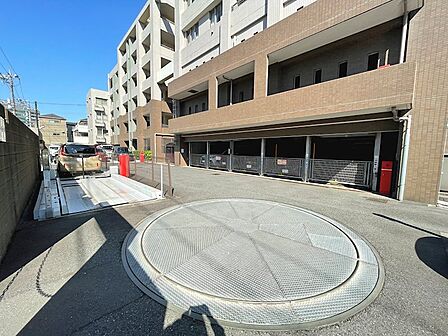 【駐車場】駐車場の出入り口は、人の出入り口と完全分離させ安全確保に配慮しています。