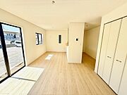 家具等はCGとなります。ご案内は平日・休日ともに可能です。お仕事帰りやお買い物のついでなど、短時間のご見学にも柔軟に対応いたします。まずは30分ほどサクッとご覧いただくだけでも大歓迎です。