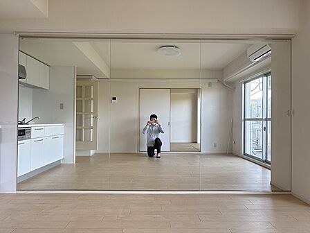 ダンス・ヨガ・筋トレ・ゴルフのスイング確認などなど。川のせせらぎを聴きながらいかがでしょうか。使用しない時は、カーテンやロールスクリーンなどで隠す事も出来そうですね。