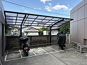 屋根付きのバイク置き場です。