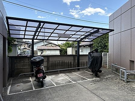 屋根付きのバイク置き場です。