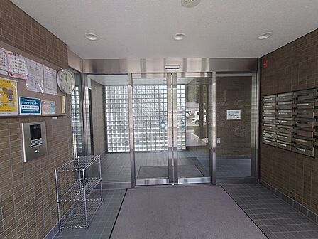 安心のセキュリティー。オートロックつきです。