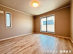 岐阜市六条江東II:洋室