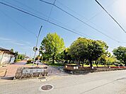本荘公園緑が多く、池や噴水、東屋があって、季節ごとに自然を楽しめる大きな公園です。夏には本荘市民プールが開放され、多くの方が来場します。 1990m