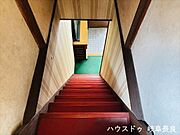 個性豊かな階段もこの家のアクセントになっています。時代の温もりを感じられる空間です。