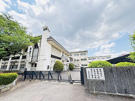 長森中学校岐阜市東部にあり、1947年に開校。北に洞山から金華山に続く山々を望み、南に前一色山、東に野一色公園と緑あふれる環境の中にあって『新しい時代の気』を育んでいる。 860m