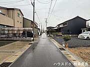 ≪北側東向き≫幅員約4mの前面道路です。普通車が1台通れる幅となります。
