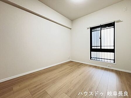 ≪5.5帖北西側≫日差しが安定した北側の洋室は、集中したい作業にもぴったりの空間です。