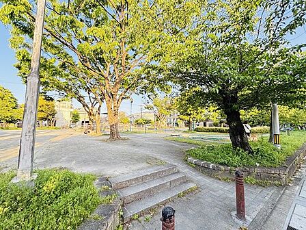 溝旗公園みぞばた保育園、白山小学校近くにある大きな公園です。遊具が充実しており、指定緊急避難場所に指定されています。溝旗神社が隣接されており、公園内からアクセスすることができます。 240m