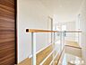 室内：≪2Fホール≫※居住中につき室内をCGにてもの消しをしたものです。吹抜けに面した開放感あふれる2Fホール。明るい陽光が差し込み、住まい全体にゆとりと心地よさをもたらす空間です。