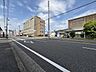 外観：≪北側西向き≫広めの前面道路に接した開放的な立地。圧迫感が少なく、ゆとりある街並みが広がっています。