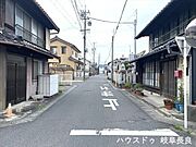 北側(私道)幅 約5.5m 間口 約5.00m。交通量が少なく安心して駐車できます。