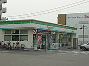 ファミリーマートまで670ｍ