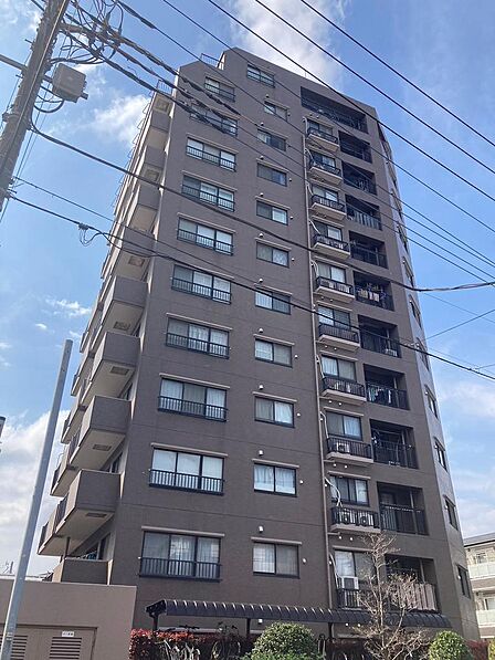 落ち着いた街並みに調和する、洗練された外観デザイン。住まう方に安心感と上質さを与えてくれる住まいです。