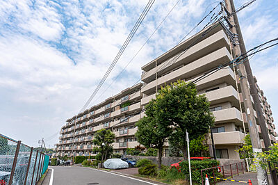 外観:緑に囲まれた、重厚な佇まいのマンション外観。 外観:緑に囲まれた、重厚な佇まいのマンション外観。