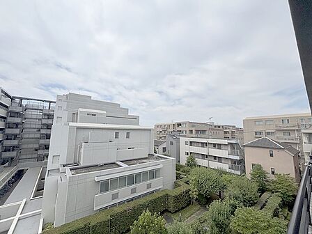 バルコニーからの眺望 ワイドなバルコニー、前面の開放的な眺望