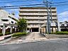 外観：落ち着いた色調の堂々としたマンション外観。植栽も配置され、きれいに整えられたアプローチが住まう方を迎えます。