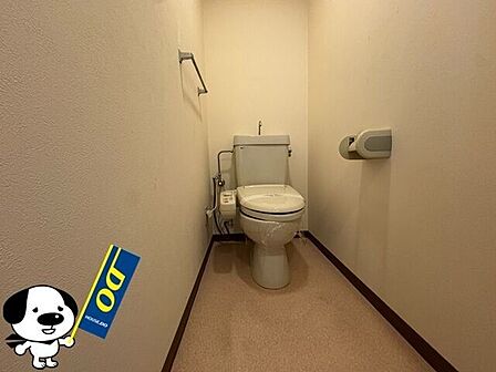 白が基調の清潔感あふれるトイレです