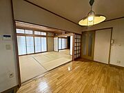 ご家族との会話を楽しみながら料理ができるキッチンです。隣接する和室とつなげて使える開放的な間取りです。