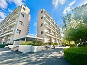 １９７０年代に建設された大規模な分譲マンション群。緑豊かで敷地内に公園もございます。