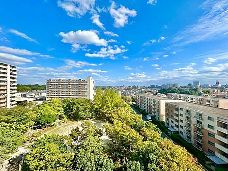 9階の住戸から広がるパノラマビュー。周囲の喧騒を離れ、穏やかで心地よい暮らしを実現します。