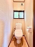 ２階：トイレは新品へ交換済み。清潔で使い心地の良い水まわりが整った住まいです。