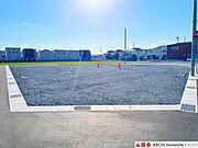 周辺は新しいおうちが並び、この分譲地にもこれから新築が建設されます。