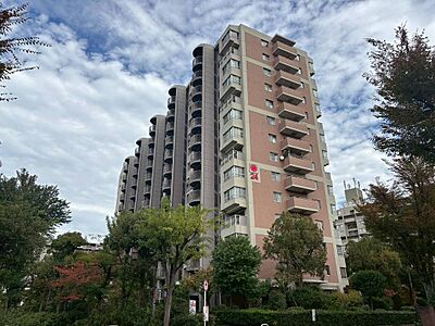 外観:敷地内や周辺に広がる植栽が四季を感じさせ、都会にいながら自然を楽しめる暮らし。 外観:敷地内や周辺に広がる植栽が四季を感じさせ、都会にいながら自然を楽しめる暮らし。
