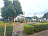 周辺：上新切西公園まで　300m　徒歩約4分　すべり台、ブランコなどの遊具が揃っています。トイレには子供用便座も完備されており、安心して利用できる憩いの場です