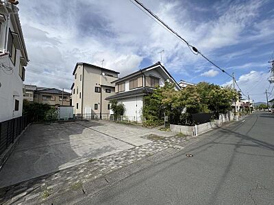外観:名鉄豊川線「豊川稲荷」駅、JR飯田線「豊川」駅から徒歩約12分です。 (現在は古家があります。) 外観:名鉄豊川線「豊川稲荷」駅、JR飯田線「豊川」駅から徒歩約12分です。 (現在は古家があります。)