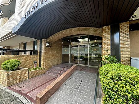 重厚感あるタイル貼りマンション。存在感のあるフォルムが魅力の外観デザイン。
