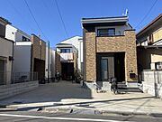 青空に映える美しい現地外観写真です。落ち着きのある色調で、周囲の街並みにも調和するデザインです。