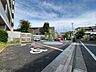その他：敷地内には車の方向転換を助けるターンテーブルを設置。車いす利用者向け区画も備え、乗り降りや入出庫に配慮された駐車スペースです。