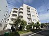 その他：緑豊かな植栽と白を基調とした端正な外観が印象的。落ち着いた街並みに調和し、駅近の利便性と穏やかな住環境を享受できる上質なレジデンスです。