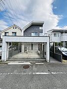 都会的で洗練されたフォルムが目を引く佇まい。