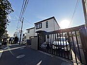 陽光が降り注ぐ、明るく開放感のある現地外観。青空に映えるモダンな住まいで、新生活をスタート。