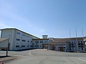 美郷町立美郷中学校 920m