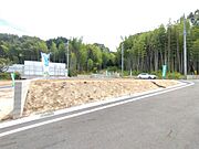 北側の前面道路から物件を撮影