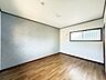 洋室：《2F洋室》収納付きの洋室で荷物が片付く快適なお部屋に！（令和8年10月撮影）※リフォーム後写真