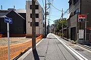北側幅員約5.9ｍ道路、一方通行で交通量が少なく、小さなお子様がいるご家庭も安心です。