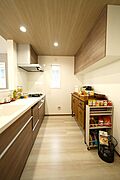 り収納でき、作業動線もスムーズで毎日の料理が手際よく楽しめます。家具や調度品は配置例であり、販売対象外となります。